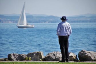 HealtOlder man thinking about health in retirementat